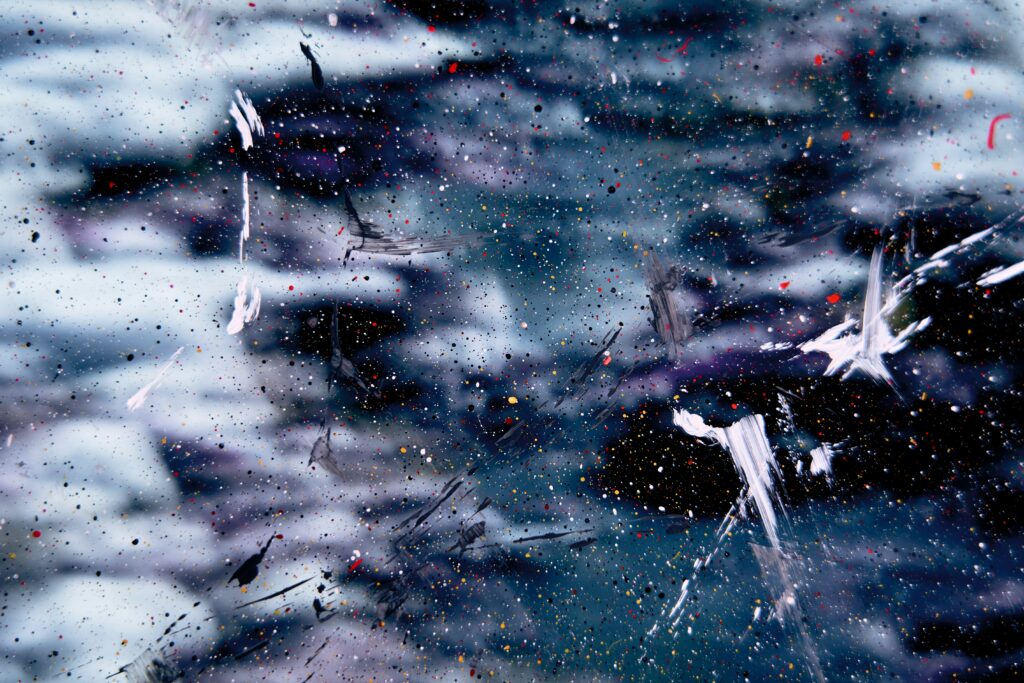 Dynamic Abstract Wallpaper: Fluid Design in Dark Blues & Light Hues