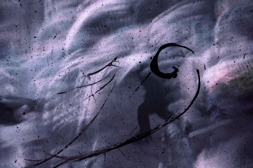 Dynamic Abstract Wallpaper with Blurry Spray Effect - 3600x2400