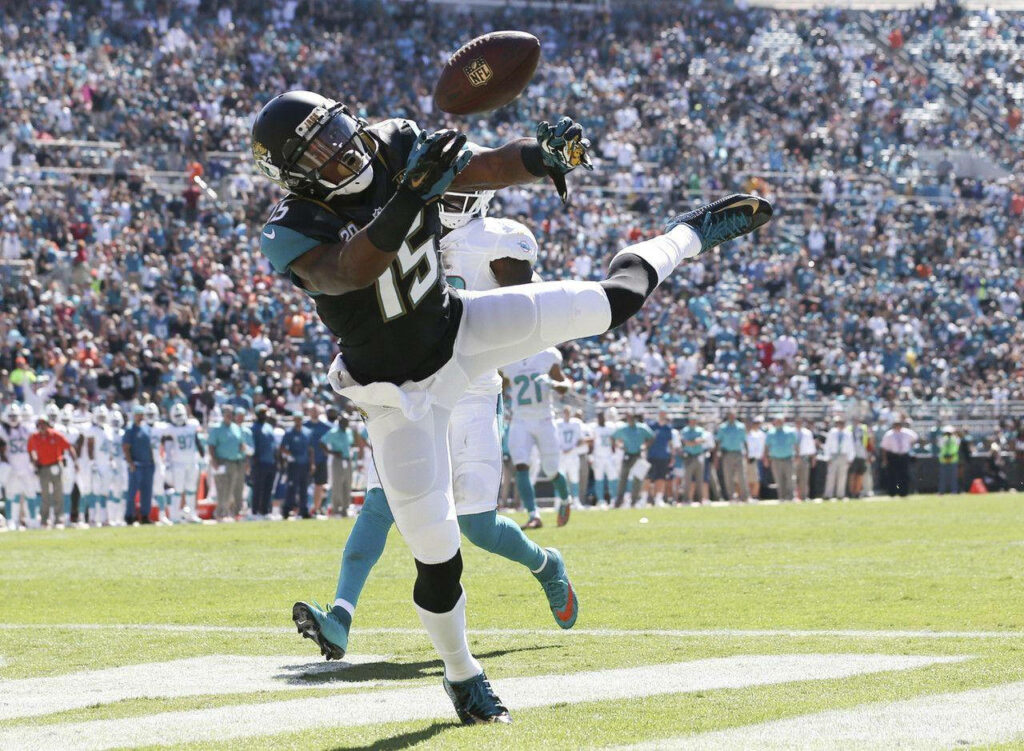 Dynamic Allen Robinson Wallpaper: Skill & Agility on the Field