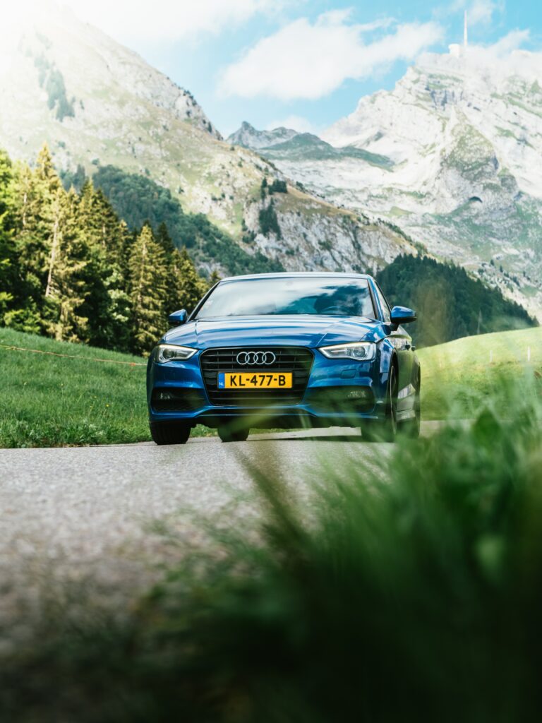 Dynamic Audi Q7 Wallpaper: Sleek Design on Scenic Mountain Road