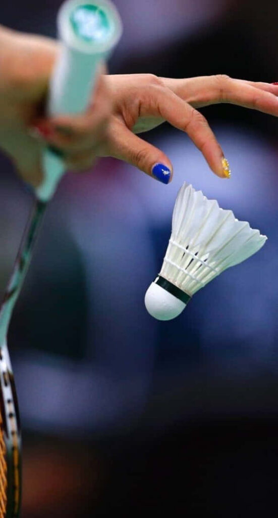 Dynamic Badminton Smash: Seamless Blurs and Athletic Brilliance Wallpaper
