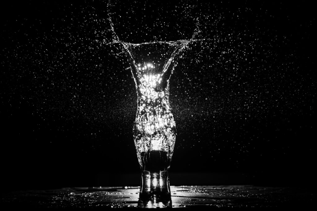 Dynamic Black and White Liquid Splash Wallpaper with Suspended Droplets