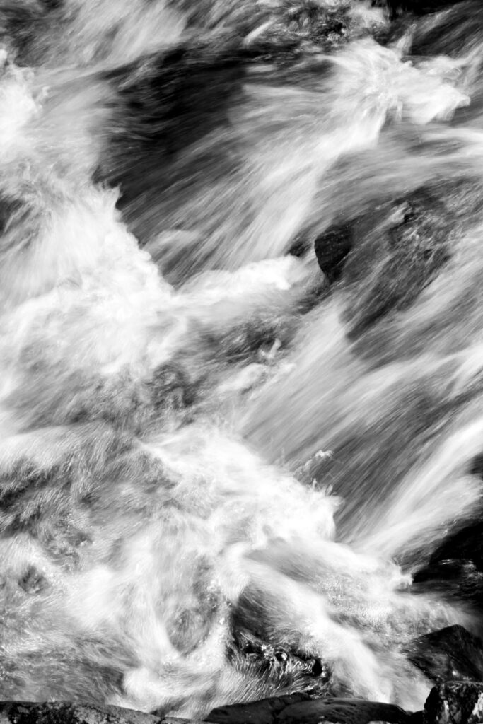 Dynamic Black and White Water Flow Wallpaper - Mesmerizing Background