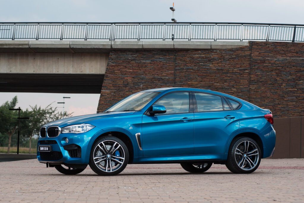 Dynamic Blue BMW X6 M F16 Wallpaper – Sporty Design & Modern Background