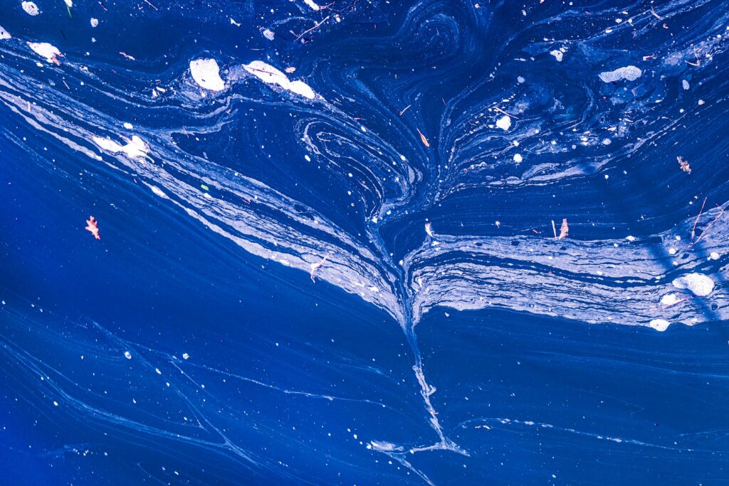 Dynamic Blue Swirl Wallpaper: Fluid Artistic Background Design