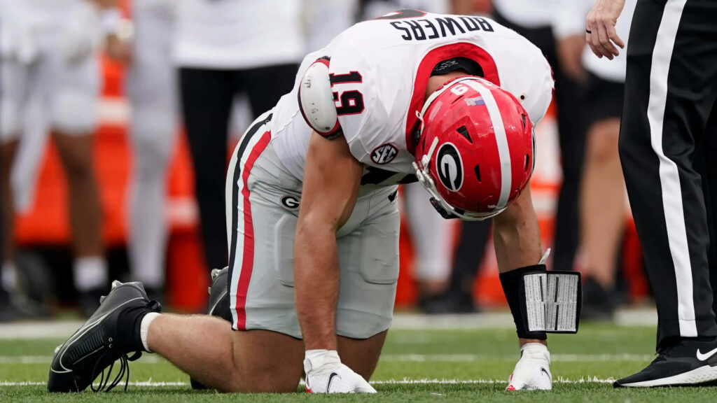 Brock Bowers Georgia Bulldogs football player kneeling intense dynamic sports action wallpaper