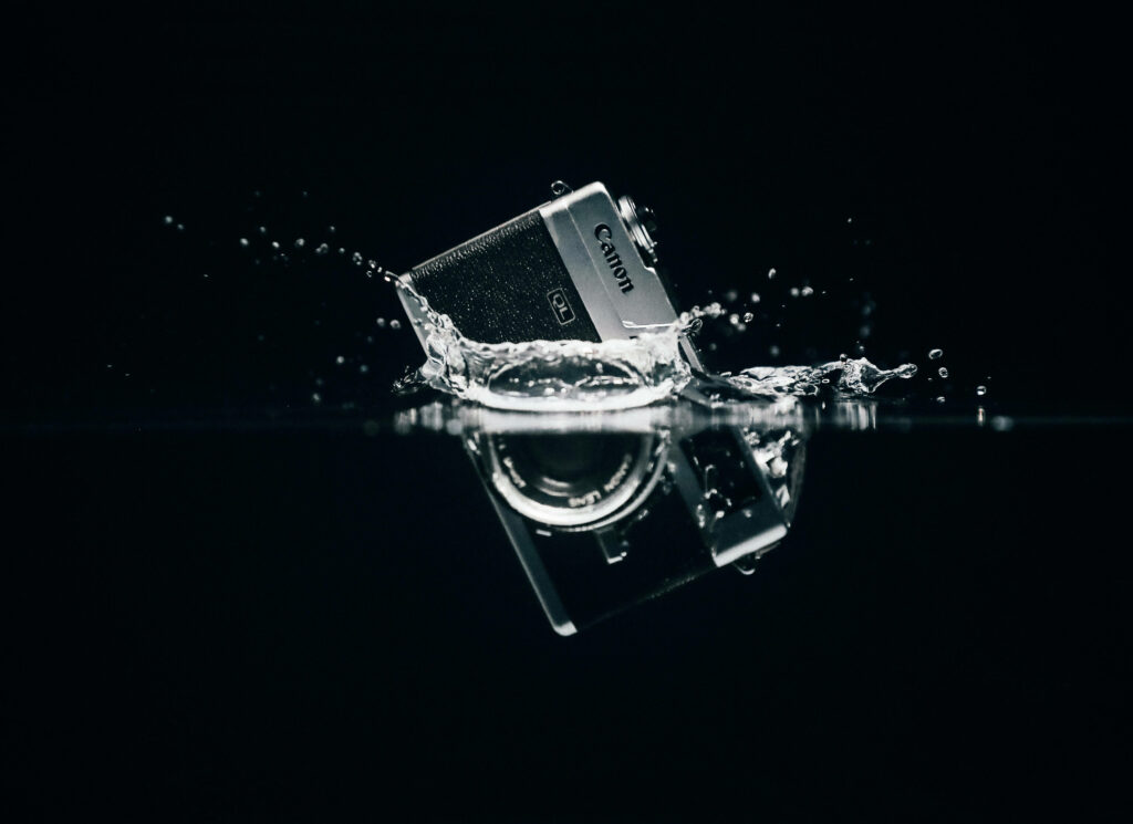Dynamic Canon Camera Splash: High-Tech Photography Wallpaper