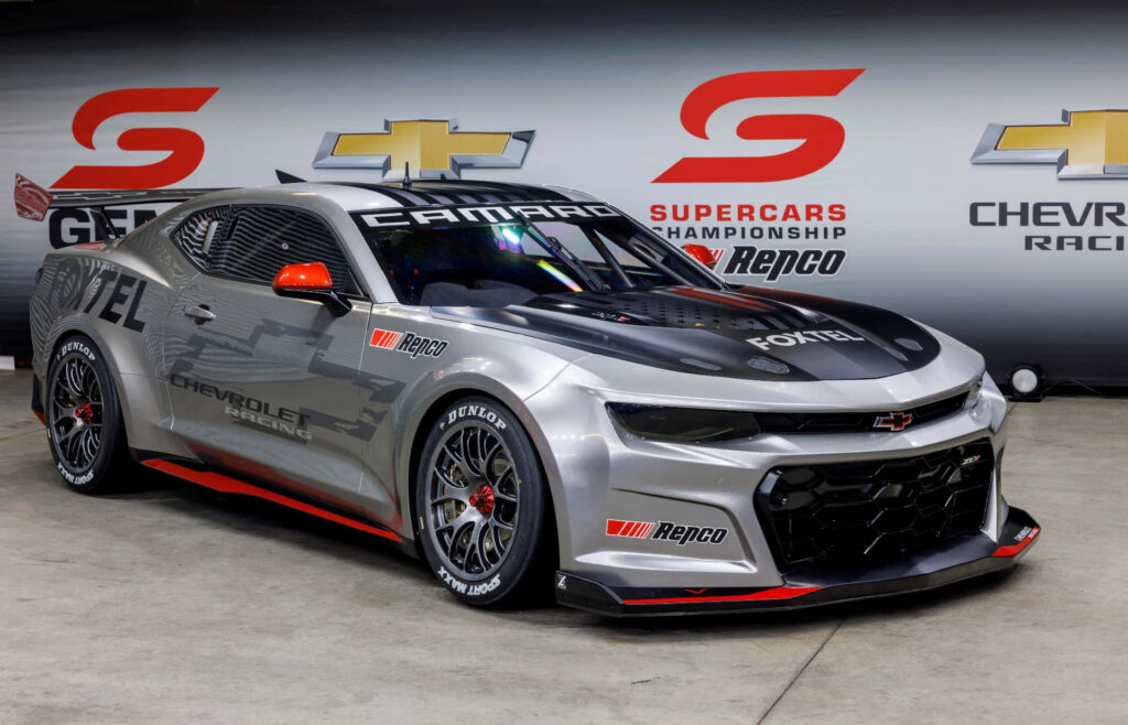 Dynamic Chevrolet Camaro Wallpaper: Racing Icon for Motorsports Fans
