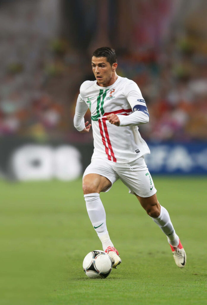 Cristiano Ronaldo Dynamic Wallpaper: Dribbling Action on the Field