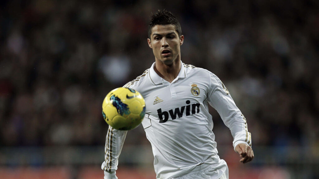 Cristiano Ronaldo Dynamic Wallpaper: Legend in Action on the Field