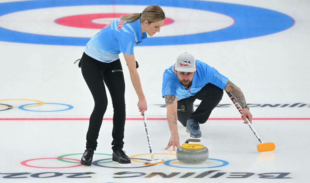 Dynamic Wallpaper: Curling Players Strategizing on Ice - Teamwork & Precision