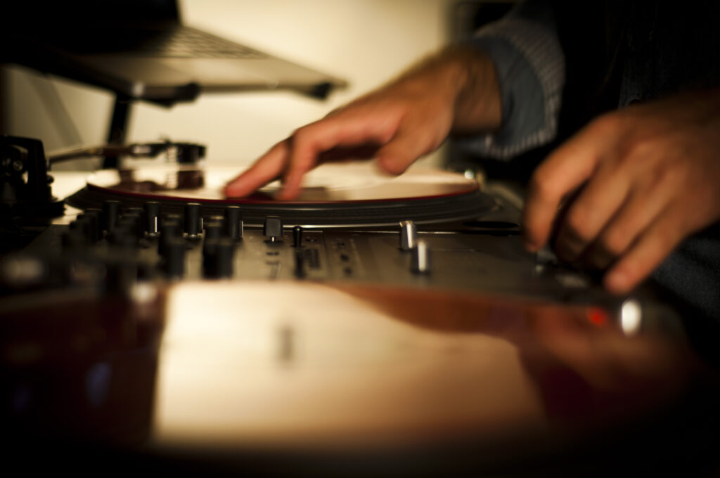 Dynamic DJ Mixing Wallpaper: Capturing Live Music Energy