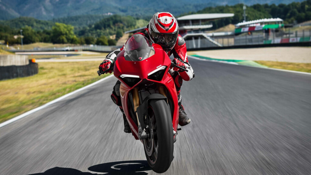 Ducati Racer Dynamic Wallpaper - Fast Bike on Scenic Racetrack