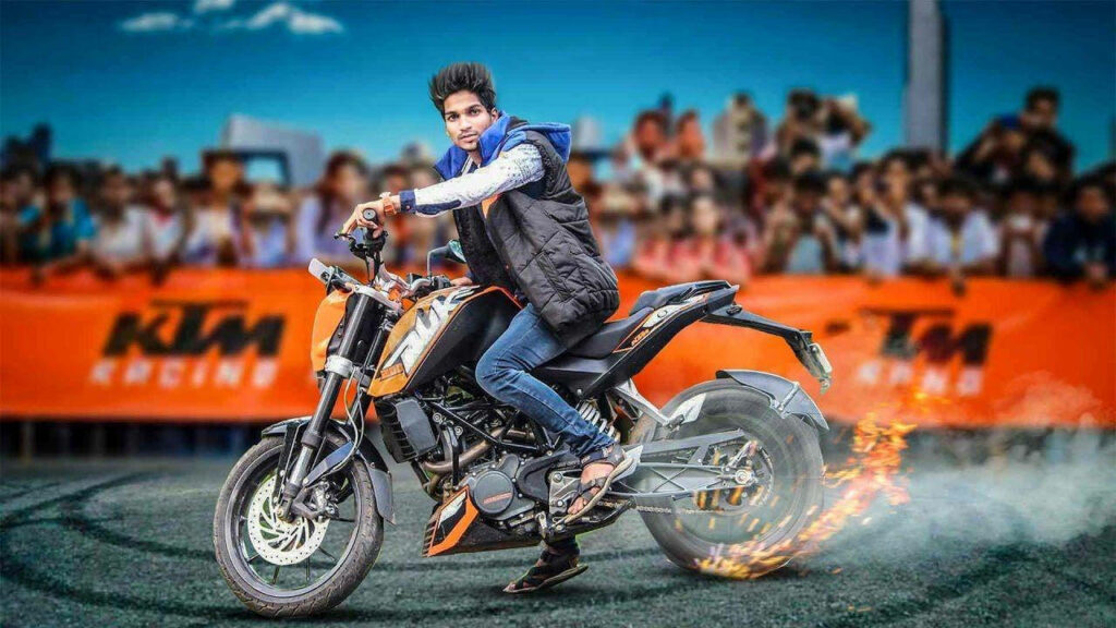 Dynamic Duke 125 KTM Wallpaper: Thrilling Bike in Motion