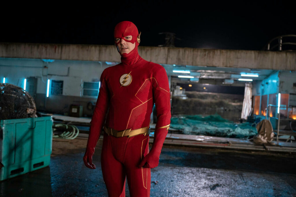 Flash Wallpaper: Iconic Red Suit in Dimly Lit Outdoor Background