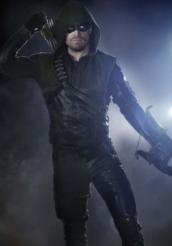 Green Arrow Season 3 Dynamic Wallpaper - Iconic Hooded Suit & Bow