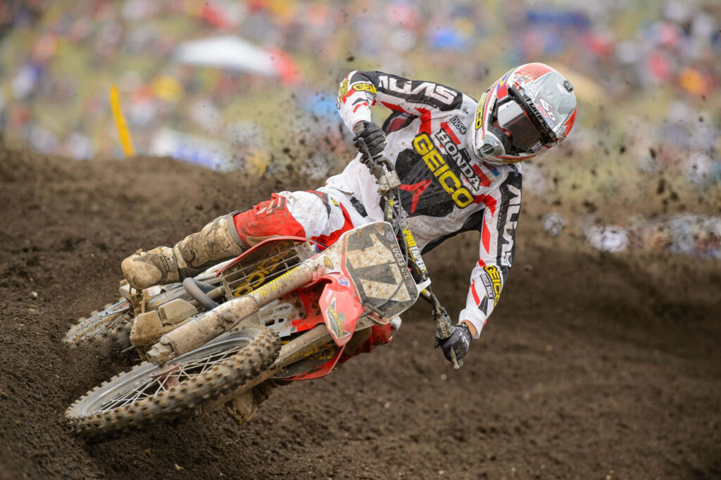 Thrilling Honda Dirt Bike Rider in Action - Dynamic Motocross Wallpaper
