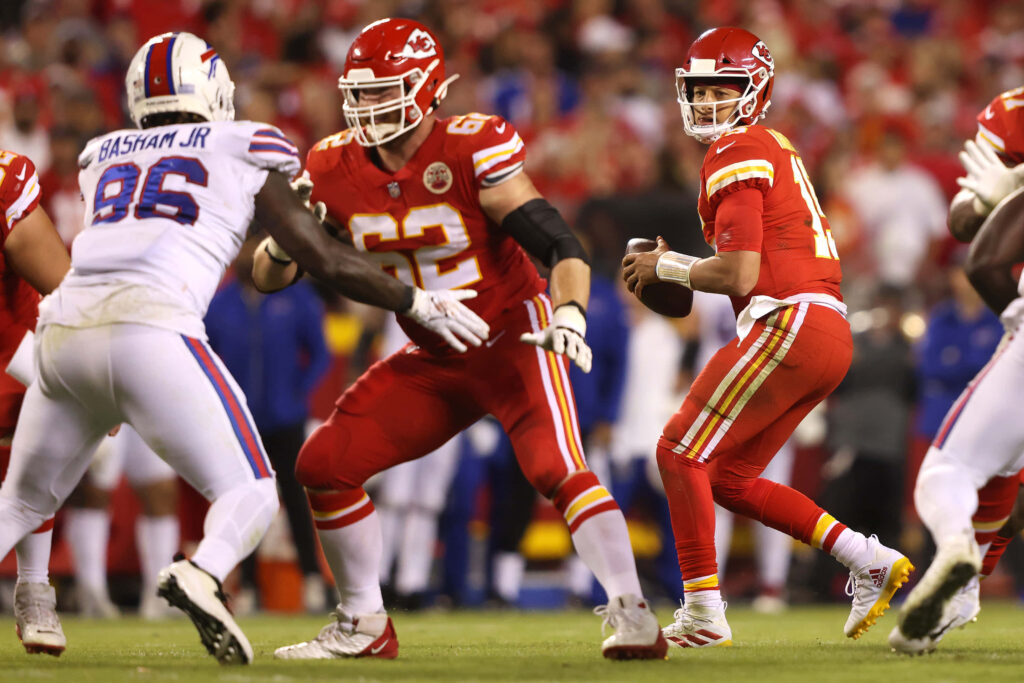 Dynamic Football Wallpaper: Joe Thuney #62 in Action as Guard