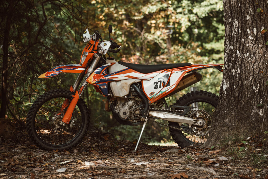 Adventure Awaits: KTM Duke 125 Dynamic Wallpaper in Bold Colors