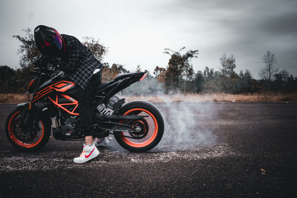 KTM Duke 200 Burnout Wallpaper: Thrilling Motorcycle Action Scene