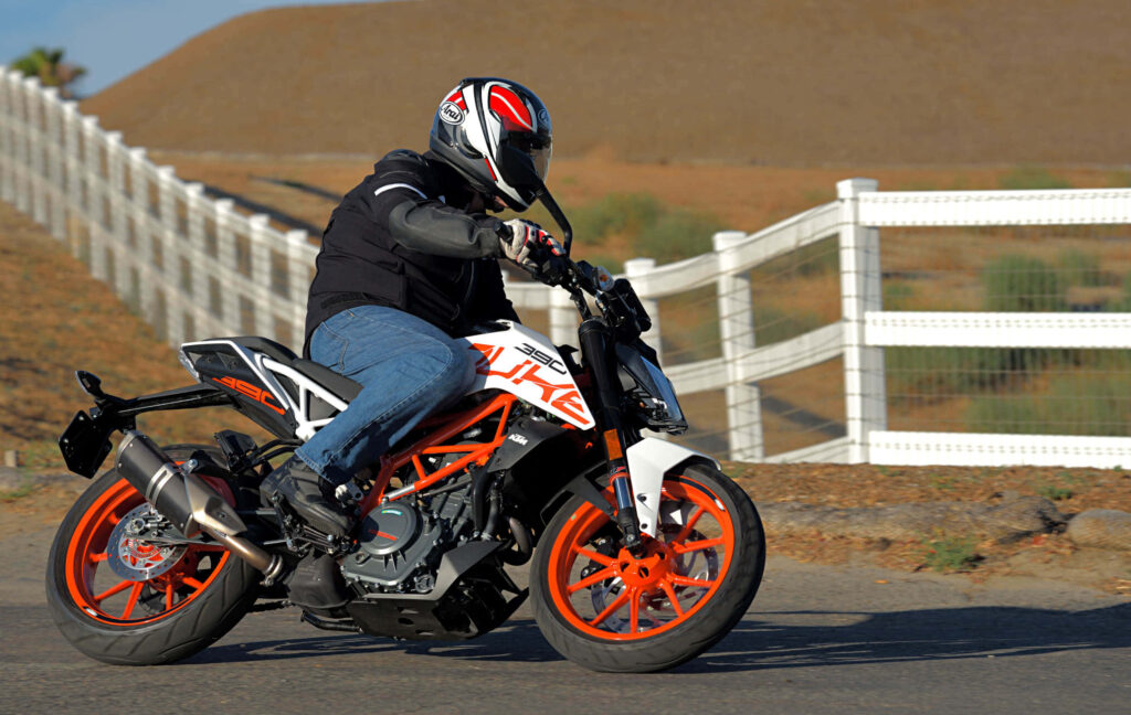 Dynamic KTM Duke 390 Wallpaper: Bold Design & Agility in Action