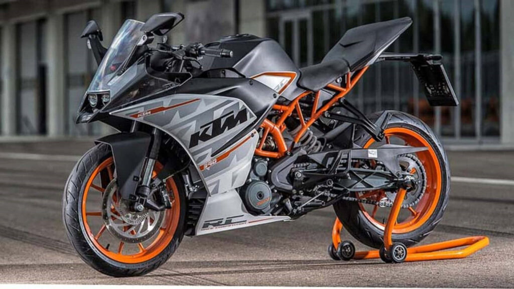 Sleek KTM RC 390 Wallpaper: Dynamic Design & Bold Color Contrast