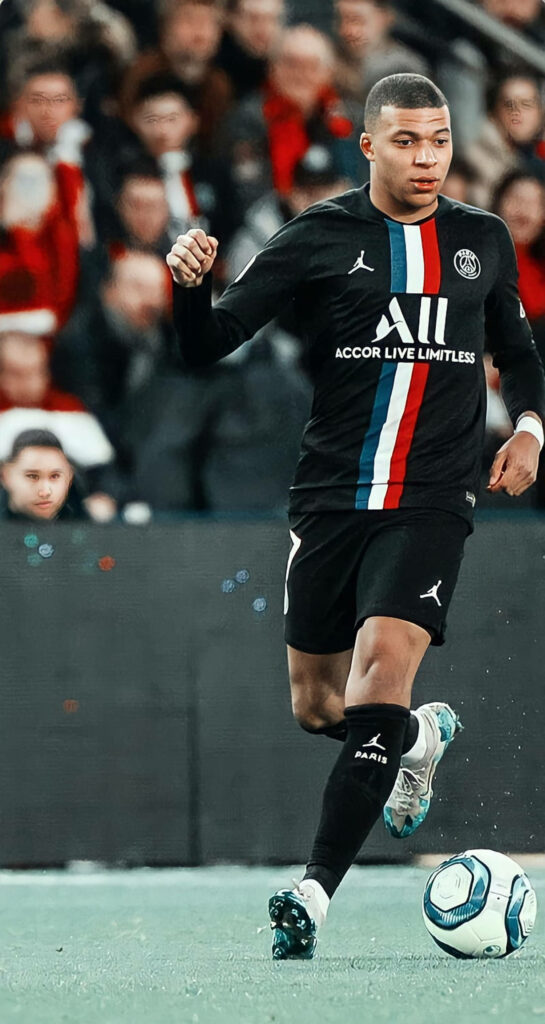 4K Football Wallpaper: Kylian Mbappé in Dynamic Action