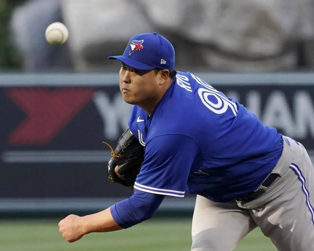 MLB pitcher Ryu Hyun-jin in Toronto Blue Jays uniform delivering a powerful pitch action shot Wallpaper