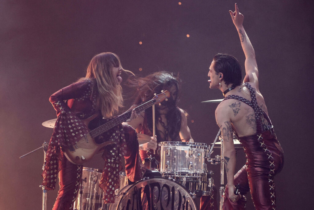 Vibrant Måneskin Wallpaper: Capture Their Dynamic Stage Energy