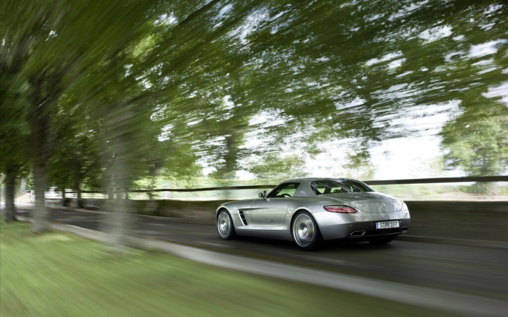 Mercedes-Benz SLS AMG: Dynamic Speed Wallpaper with Blurred Background