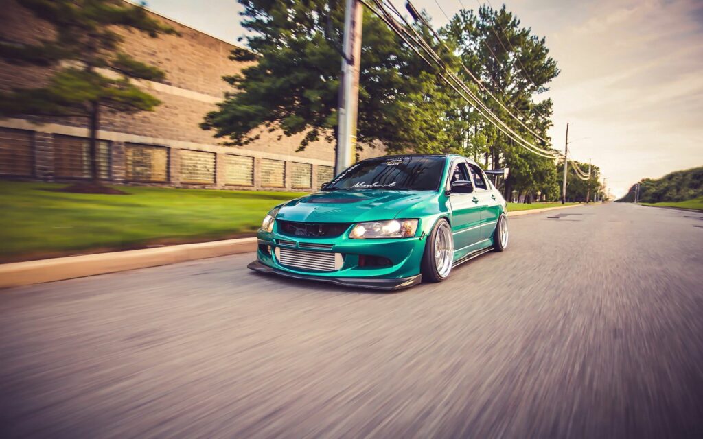 Sporty Mitsubishi Lancer Evo 8 in Motion: Dynamic Wallpaper
