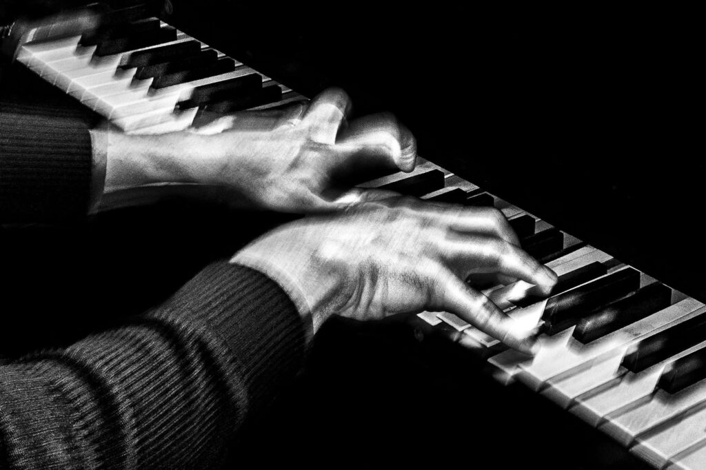 Dynamic Monochrome Piano Wallpaper: Motion & Emotion in Black