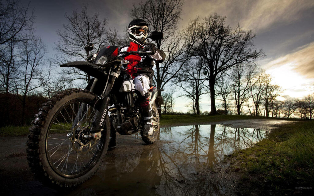 Motocross Rider in Muddy Path – Dynamic Wallpaper Background