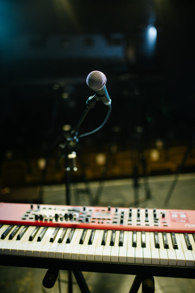 Dynamic Music Wallpaper: Microphone on Stand with Synthesizer & Piano