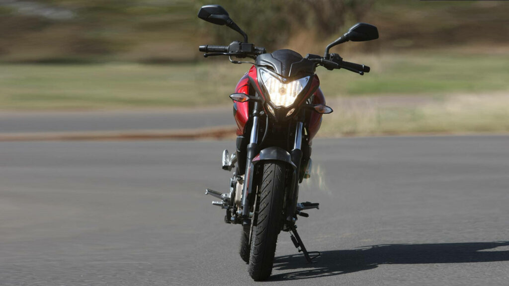 NS 200 Motorcycle Dynamic Wallpaper: Sleek & Sporty Road Vision