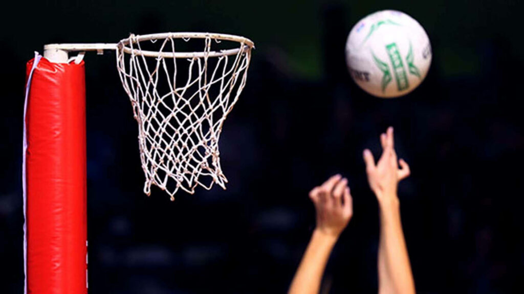 Netball Game Dynamic Wallpaper: Players Reaching for the Hoop