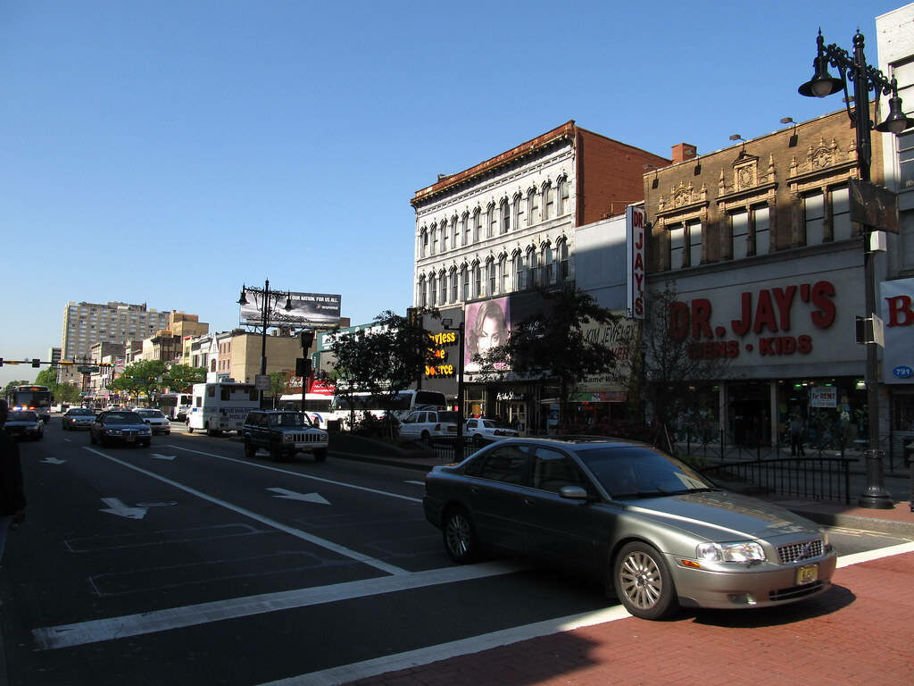 Dynamic Newark Street View: Urban Car Scene Wallpaper Background