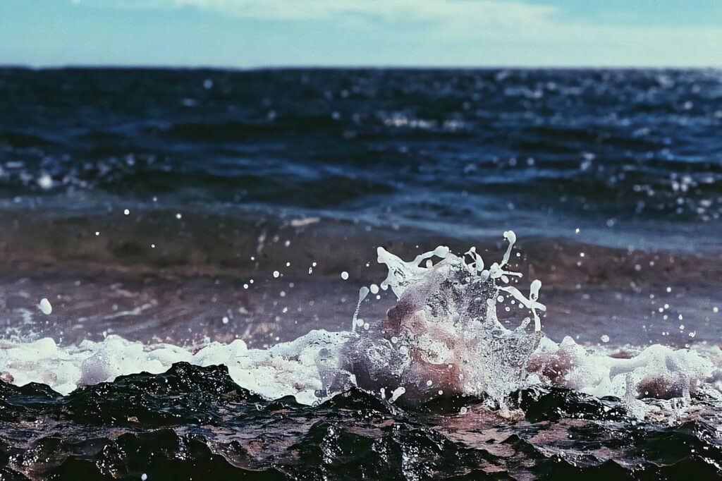Dynamic Ocean Wallpaper: Stunning Waves & Beach Scene Background
