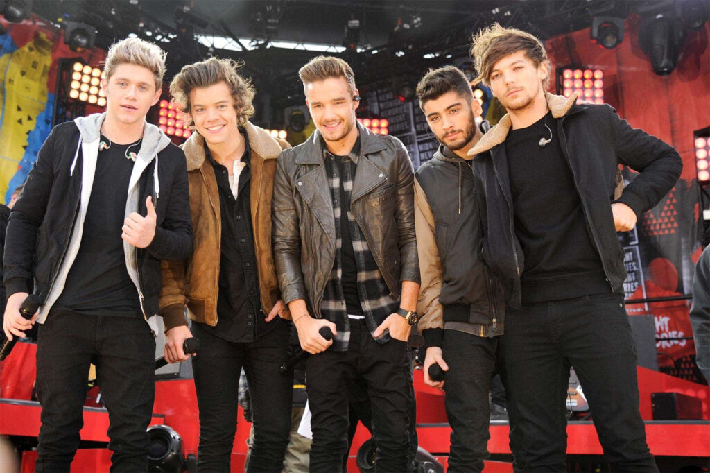 Energetic Superstars: One Direction captivates the crowd with their electrifying performance! Wallpaper