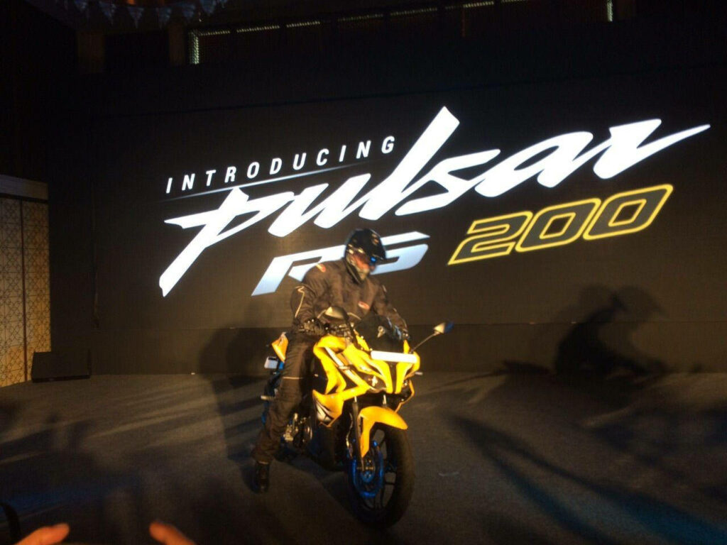 Dynamic Pulsar RS200 Wallpaper: Bold Design Under Spotlight