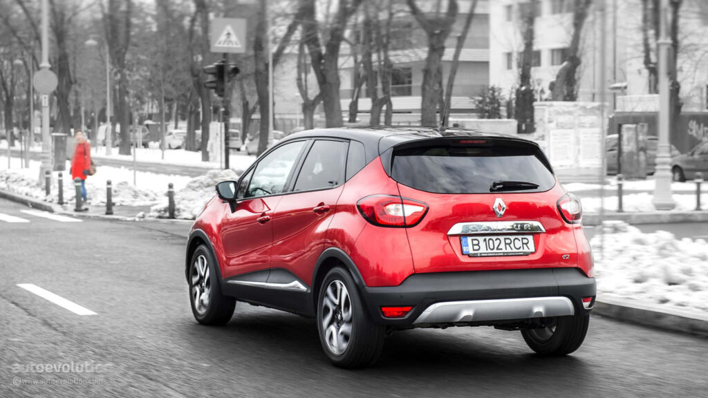Vibrant Renault Captur Wallpaper: Sporty Design in Urban Winter