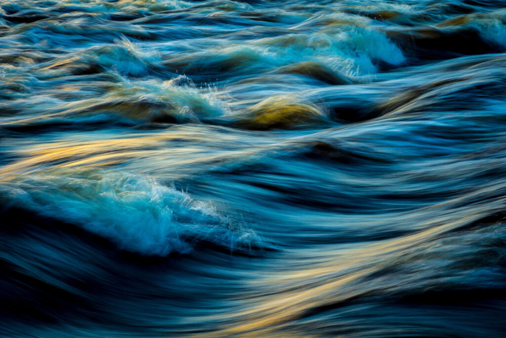 Dynamic Seascape Wallpaper: Energetic Waves and Sunset Reflections