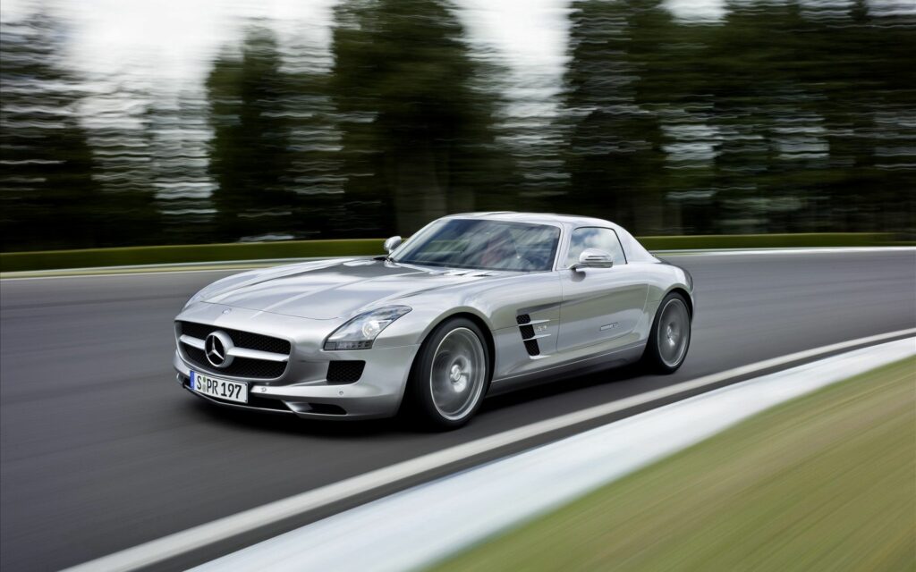 Dynamic Silver Mercedes-Benz SLS Wallpaper: High-Speed Design