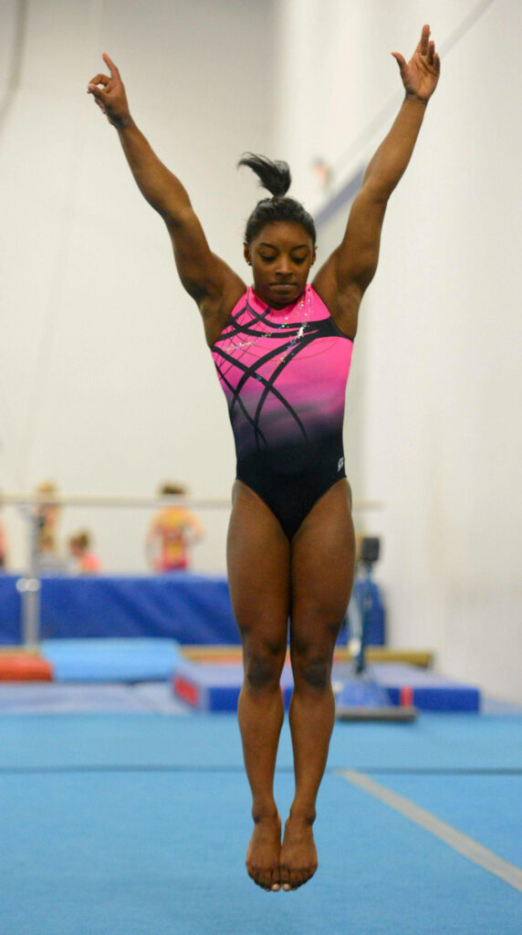 Simone Biles Dynamic Wallpaper: Strength & Skill in Gymnastics Training