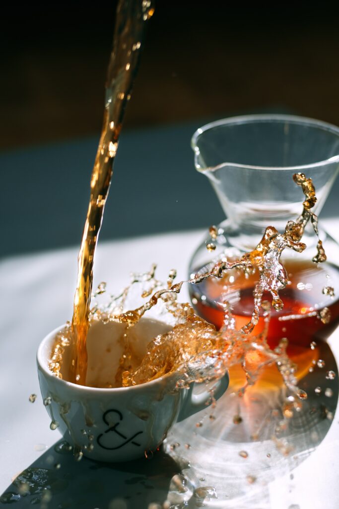 Dynamic Tea Splash Wallpaper: Energy & Motion in Every Pour