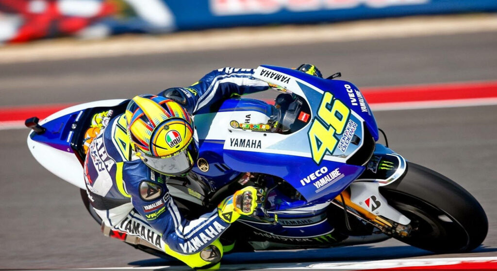 Valentino Rossi Dynamic Wallpaper: Iconic Yamaha Racing Action