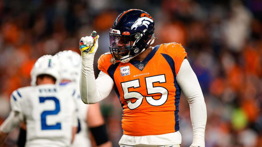 Bradley Chubb Dynamic Wallpaper: Game Day Energy in Broncos Uniform