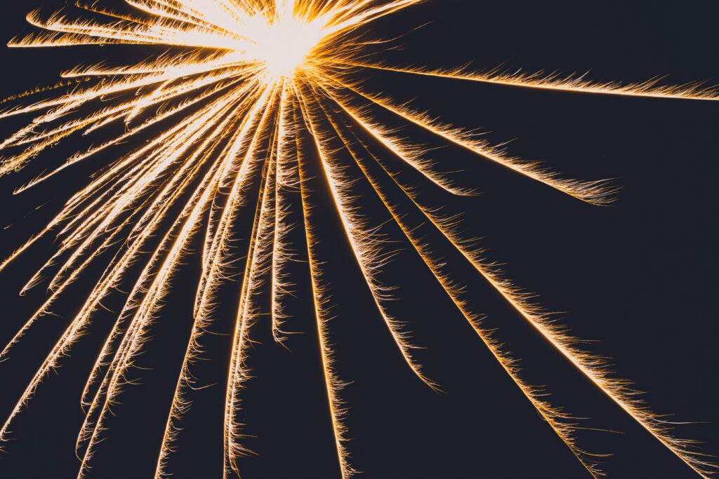 Dynamic Wallpaper: Radiant Streaks of Light on Dark Background