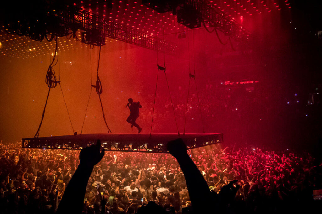 Kanye West Saint Pablo Tour Wallpaper: Iconic Stage & Vibrant Lighting