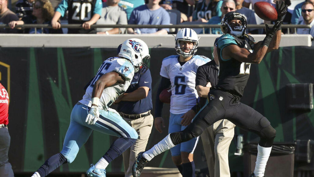 Allen Robinson Dynamic Wallpaper: Intense Football Catch Background